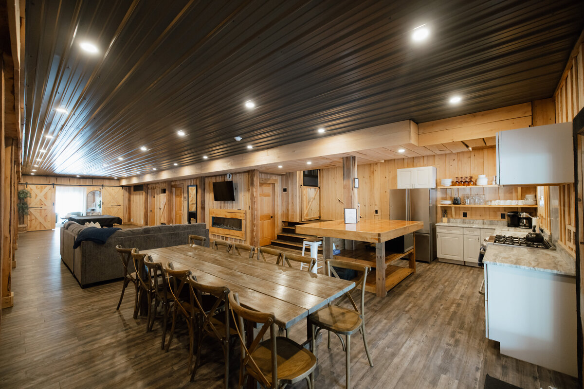 Bear-Ridge-Destination-barndo-suites-rosie-photo-video-79