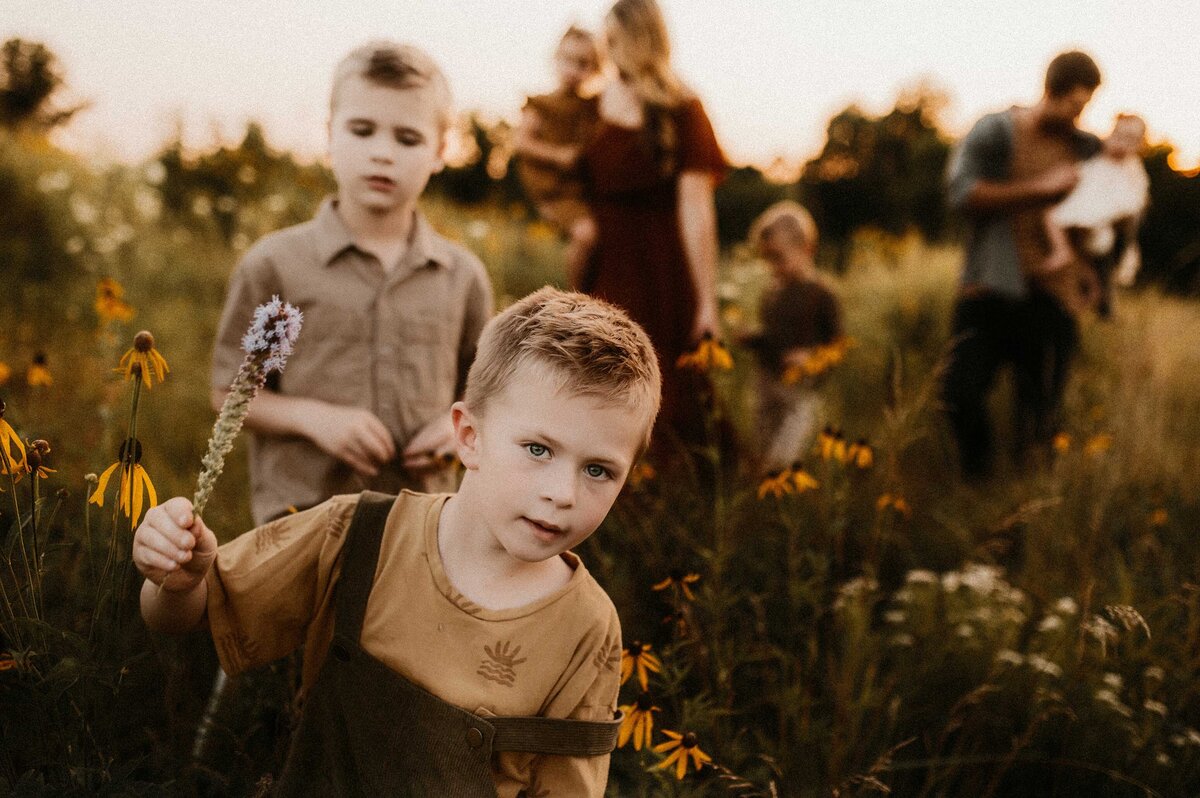 header-Towne-Park-Wentzville-fine-art-wildflower-outdoor-family-session-grainy-moody-candid-family-photographer-Missouri-O'fallon-57