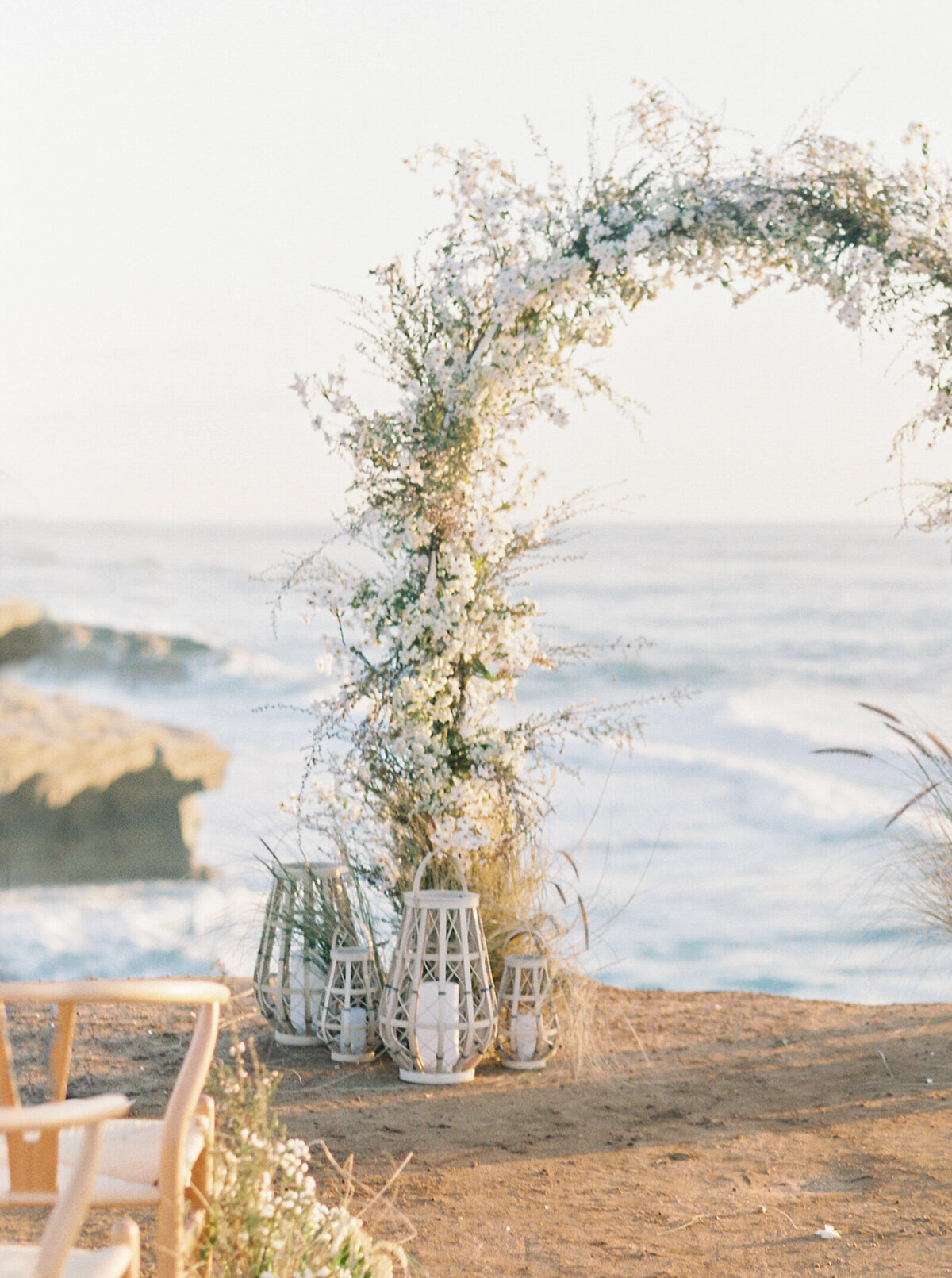 max-owens-design-california-destination-wedding-florist-04-ceremony-arch