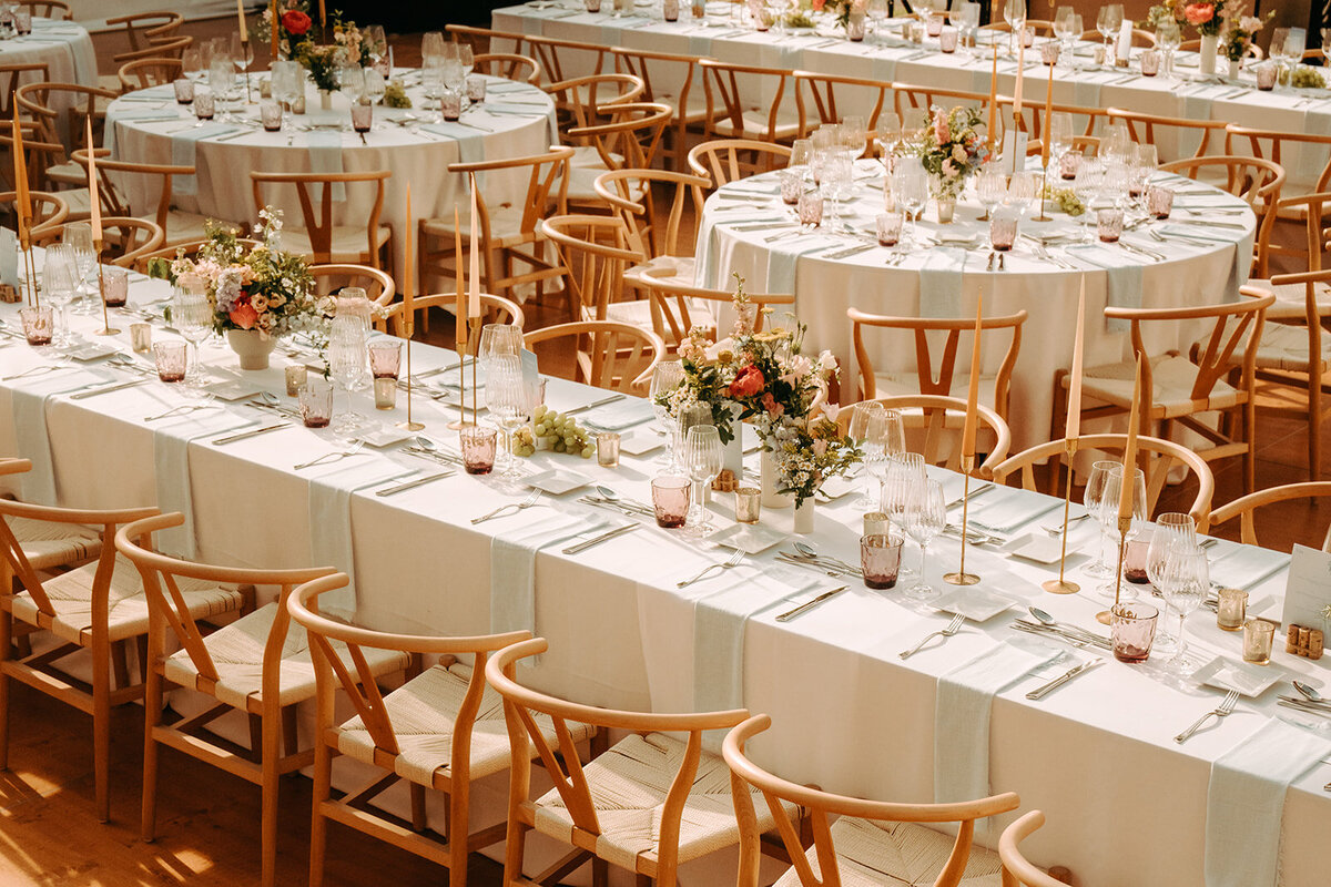 styling van een romantische trouw in een kasteel te Frankrijk met eigen wijn domein - Chateau Avelin - thema wijn voor de styling