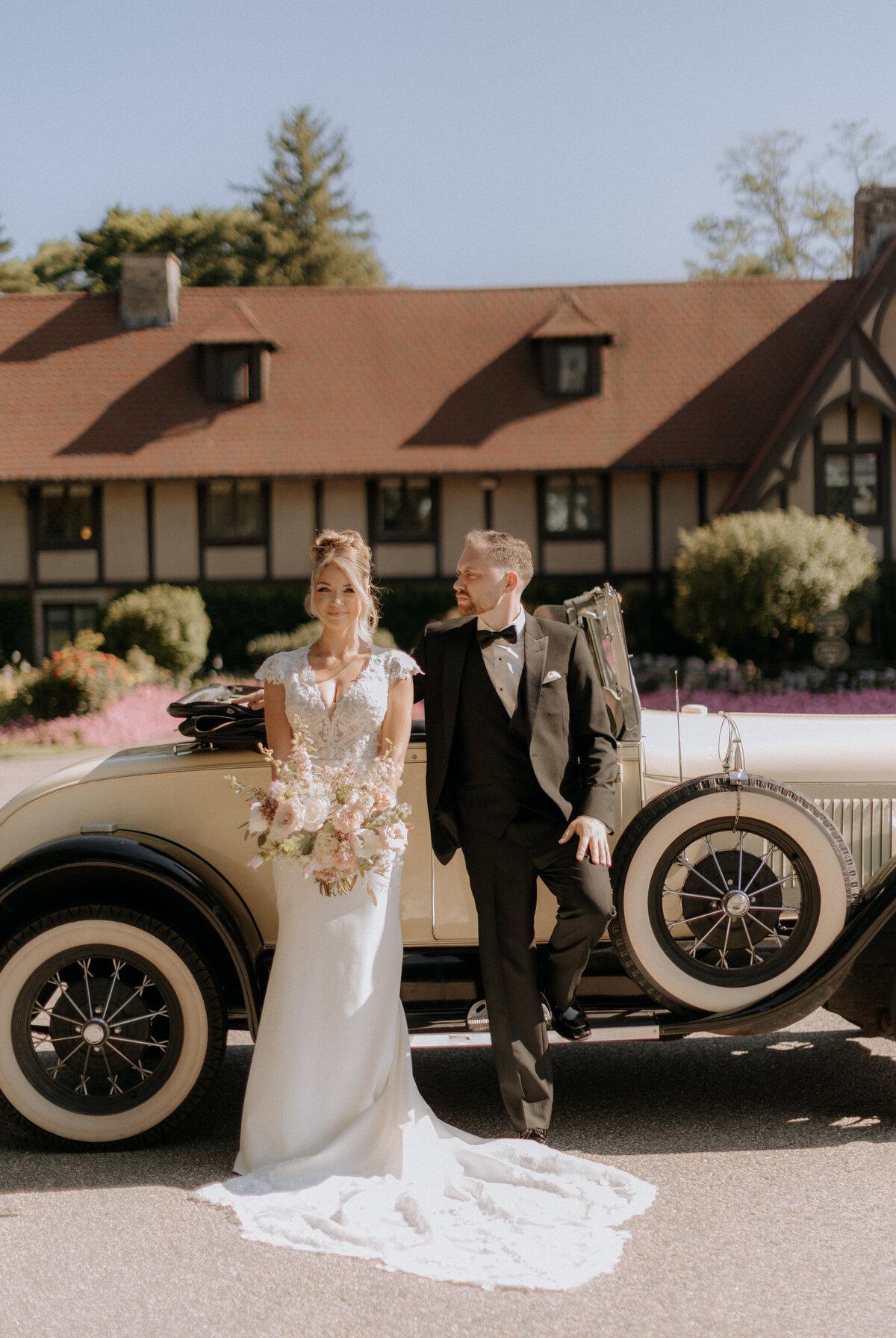 bride-and-groom-vintage-car-photos-saint-clements-castle