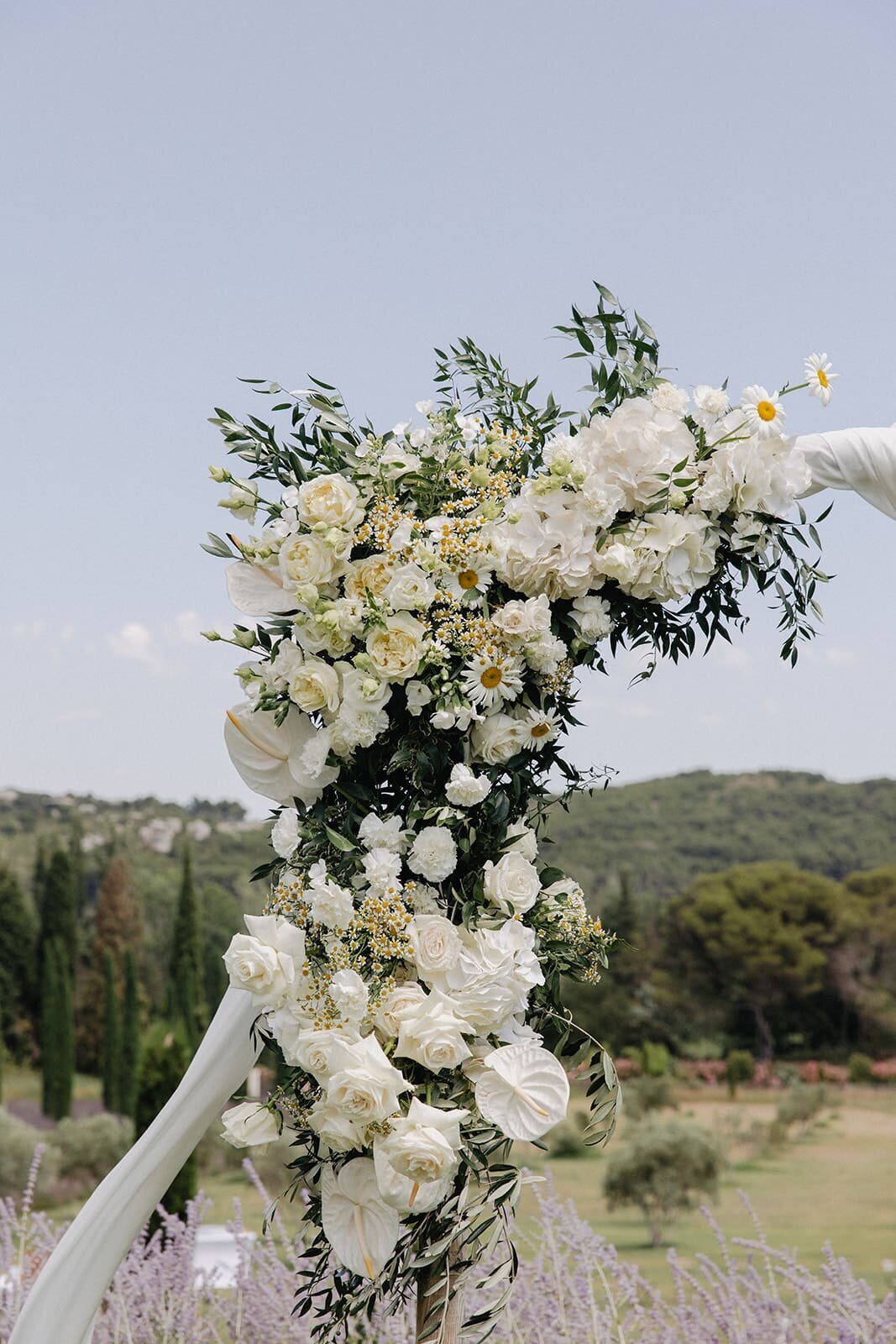 white-design-floral-arch