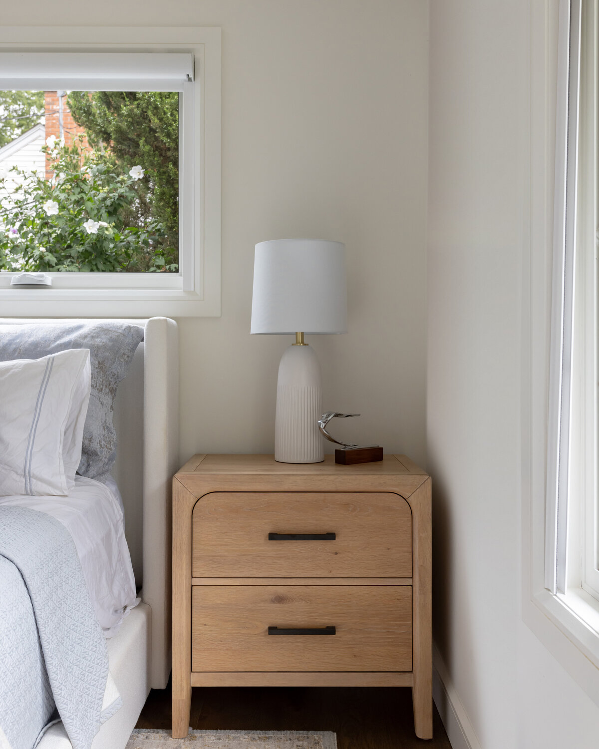 KatCo_Interiors-LakeHouse-PrimaryBedroom-04