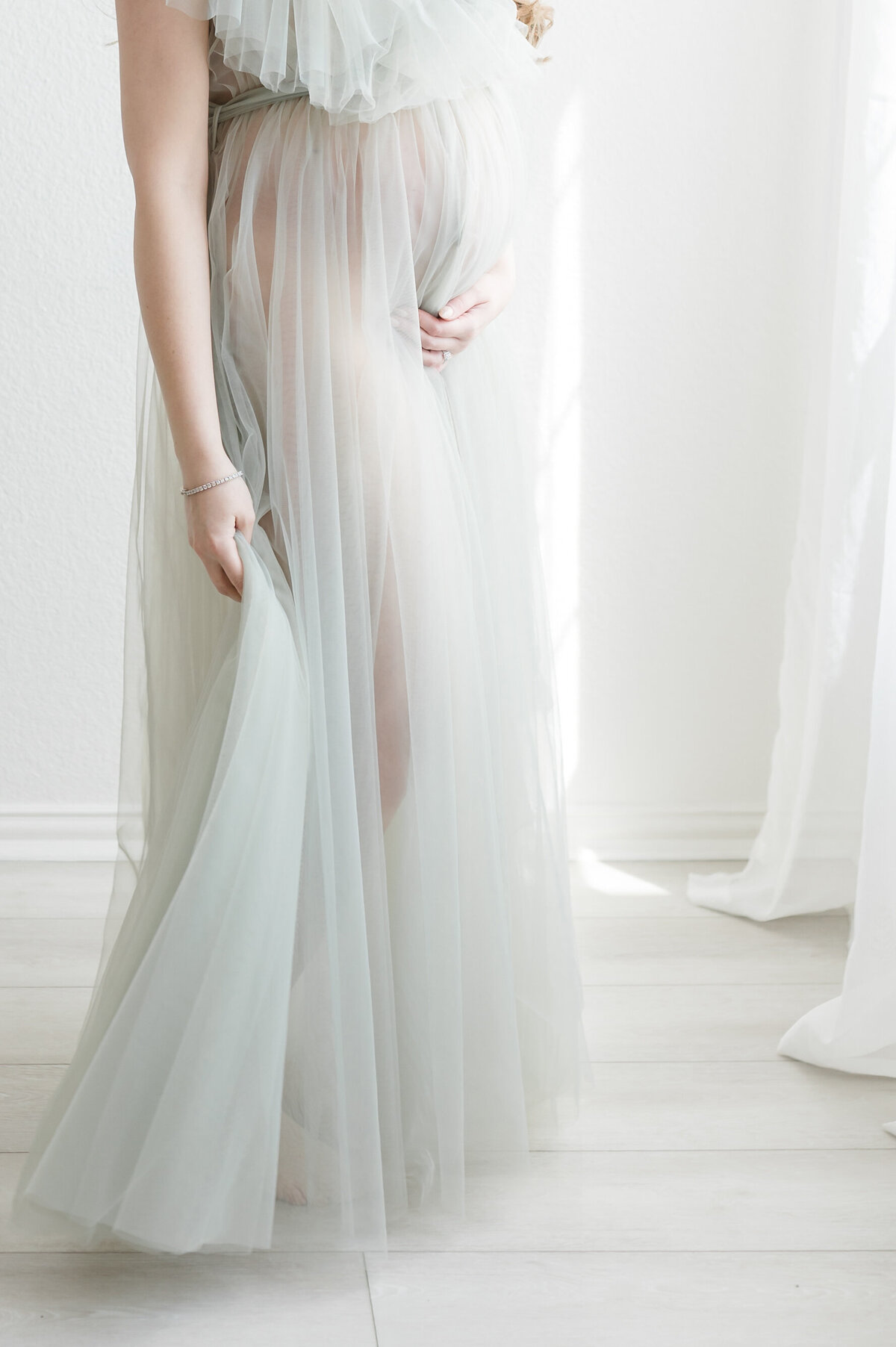 elegant maternity pictures