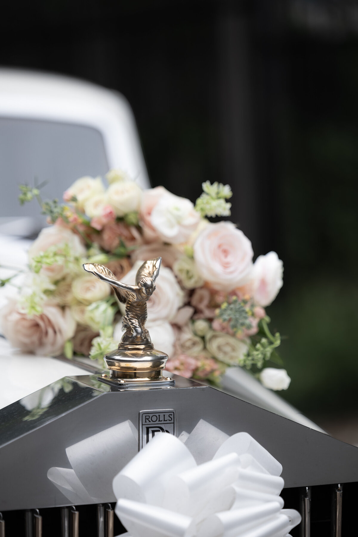 Bouquet de mariée sur voiture Rolls Royce Montréal