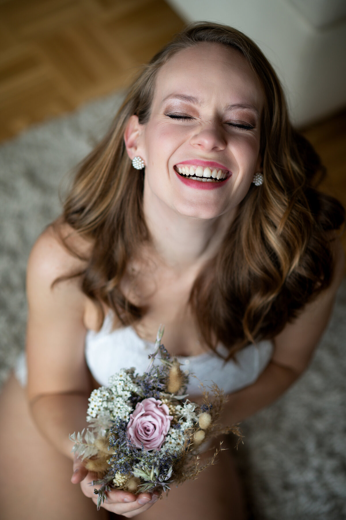 Braut mit Brautstrauß lacht