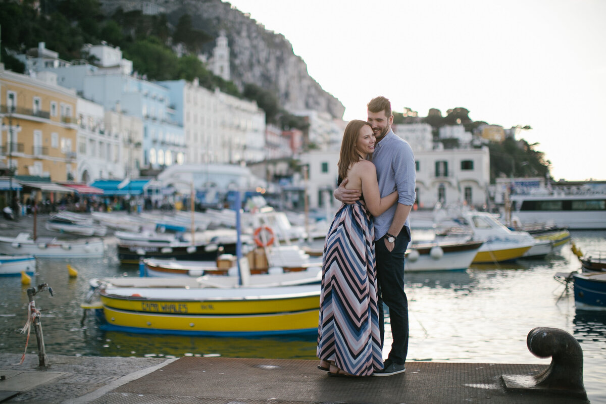 Romantic cliffside couple session in Capri, Italy – ocean views and bold love captured by Studio Rose