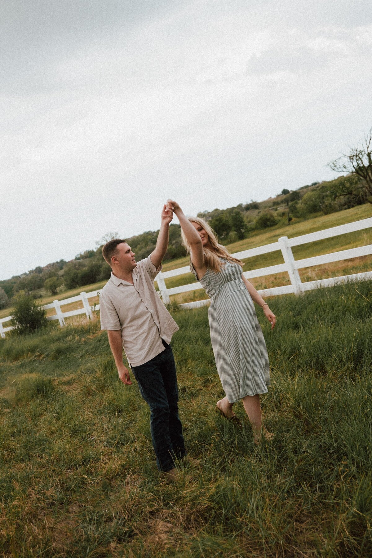 trendy-image-couple-dancing-min