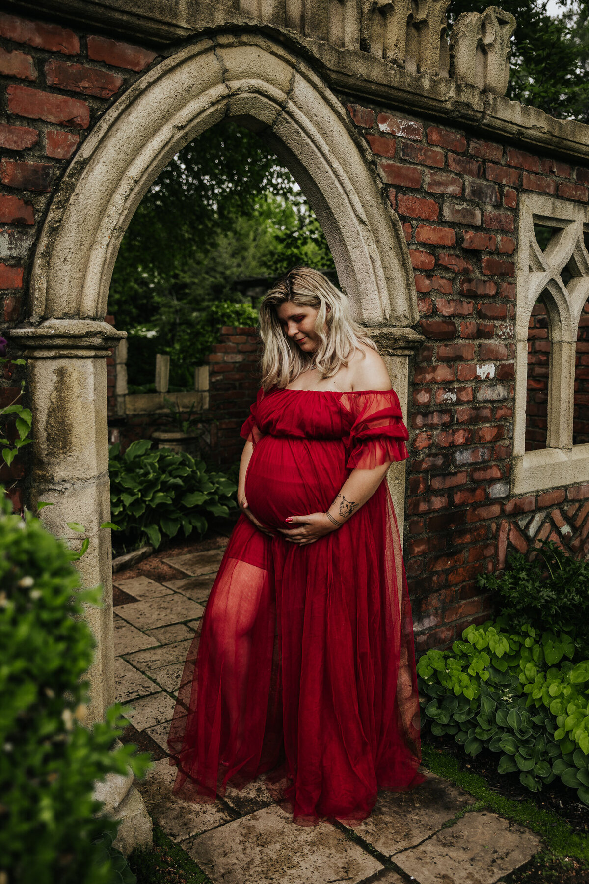 Elegant expecting mother maternity photoshoot at Hamstra Gardens in Wheatfield, IN