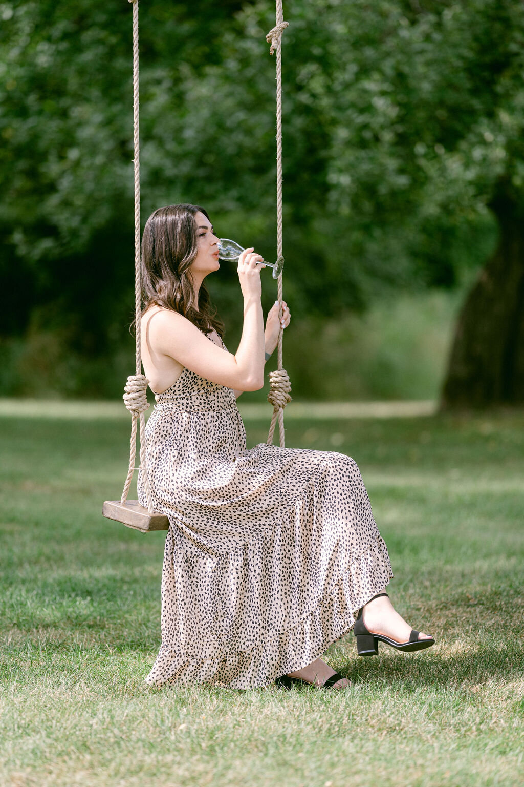 wedding-guest-champagne-outdoor-swing