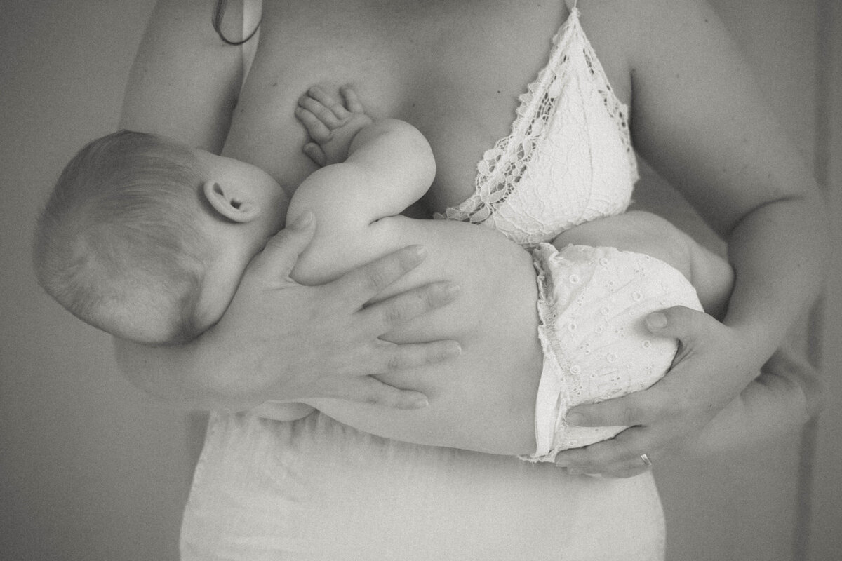 newborn fotograaf - gezinsfotograaf - zwangerschapsfotografie - videograaf - Sint-Niklaas - Pictures by Jess - Mama en baby shoot - borstvoeding
