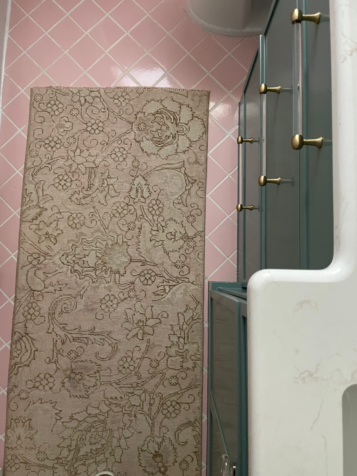 dusti j design pink tile with rug