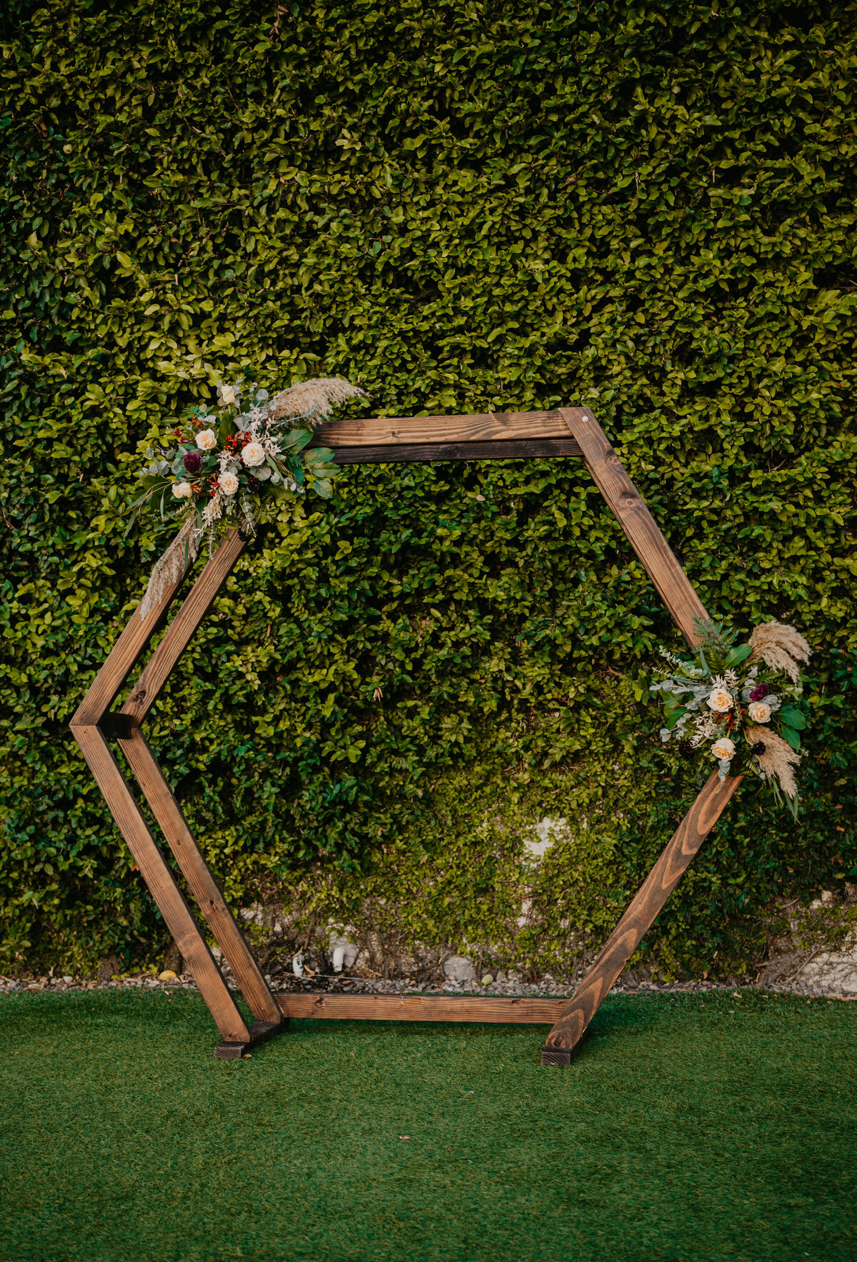mariah-lacy-photo-elope-in-tampa-green-bench-chantilly-chic-planners-2