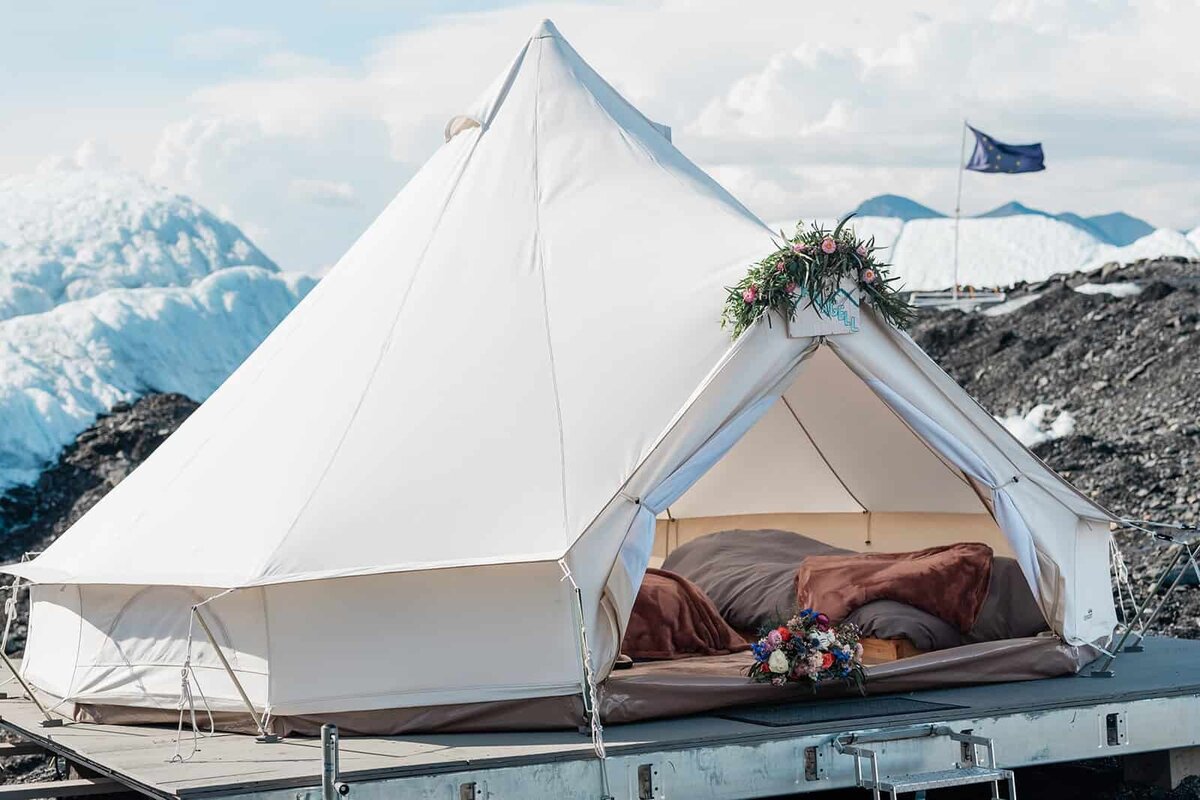 where-to-stay-for-an-alaska-glacier-destination-wedding-Soul-and-Sky-Weddings