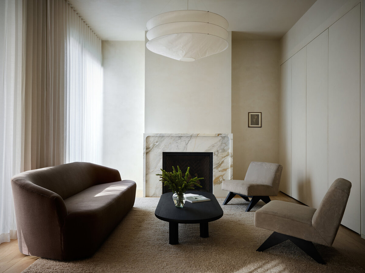 timeless-modern-living-room-plaster-marble-fireplace-jeanneret-ingo-maurer-armadillo-rug-austin-home-belgian-modern-house-franc
