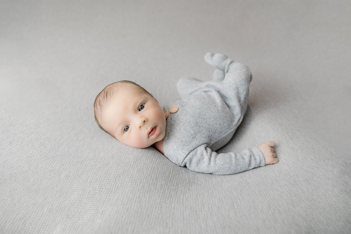 melissa-lamb-newborn-studio-ottawa-grey-loft-studio-2023-1