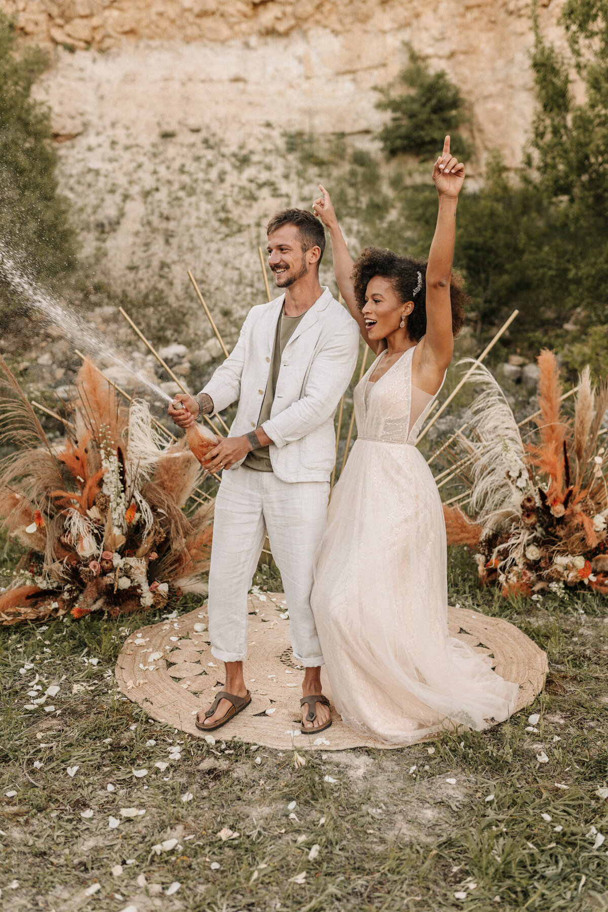 Feierndes Brautpaar bei einem Elopement in einem Steinbruch