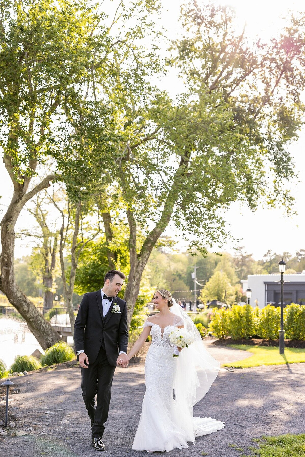 wedding-couple-walking-renault-winery