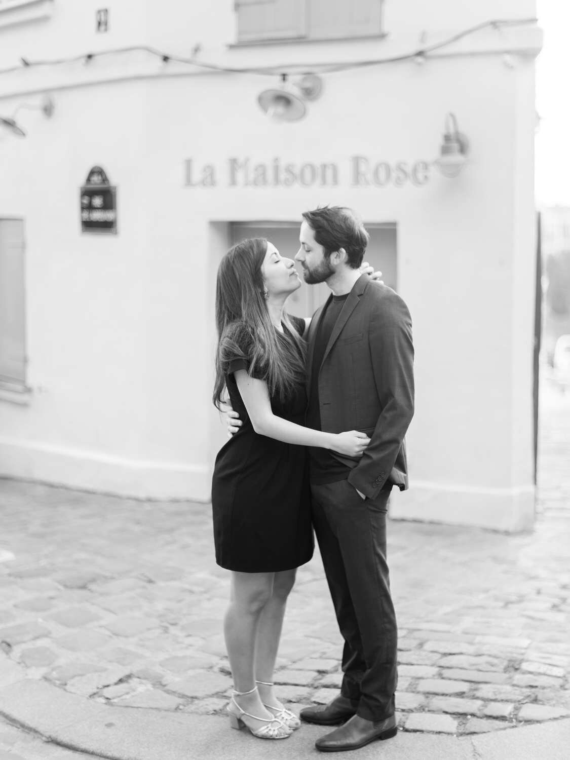 Engagement-session-paris-couple-wedding-photographer-montmartre-13