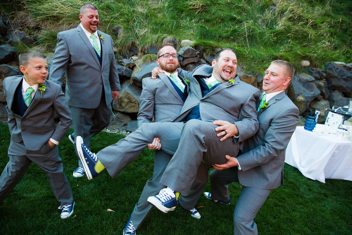 wedding-groom-groomsmen-candid-laugh-spokane
