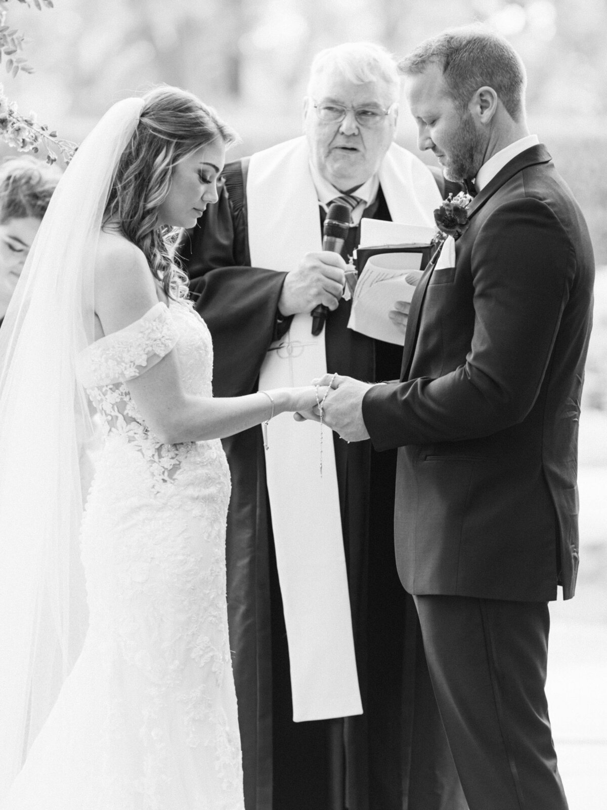 wedding-ceremony-crepe-myrtle-alley-outdoor-dallas-arboretum-venue-15