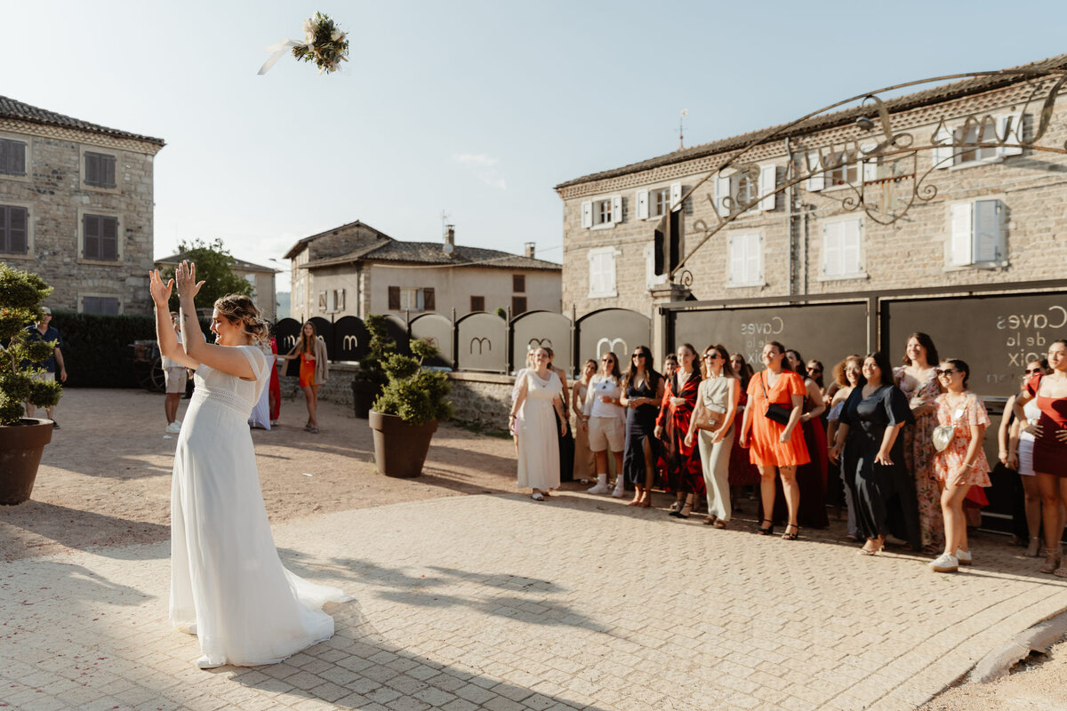 Eileen-et-Lucie-cocktail-mariage-lance-d-bouquet