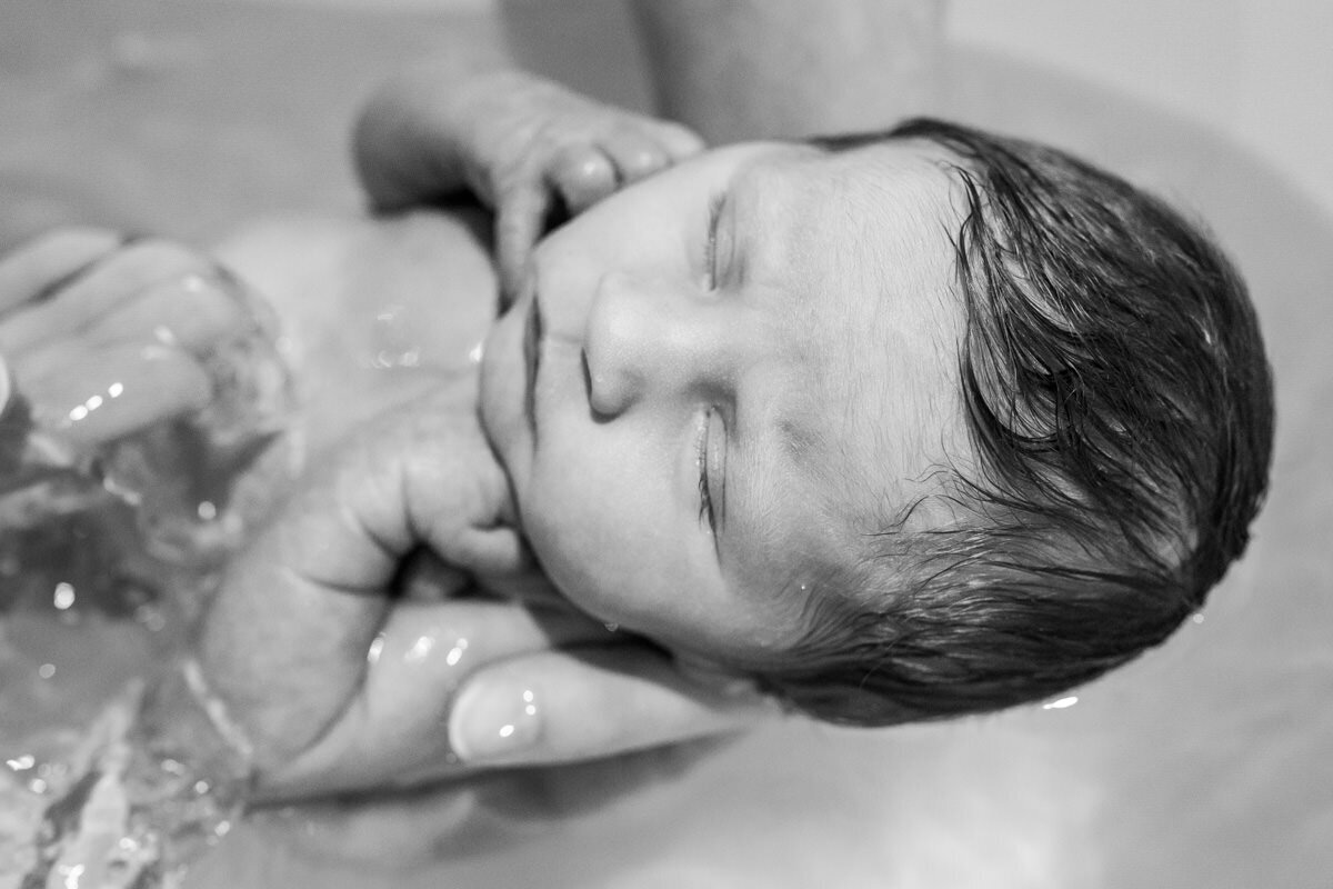 pasgeboren newborn baby in bad
