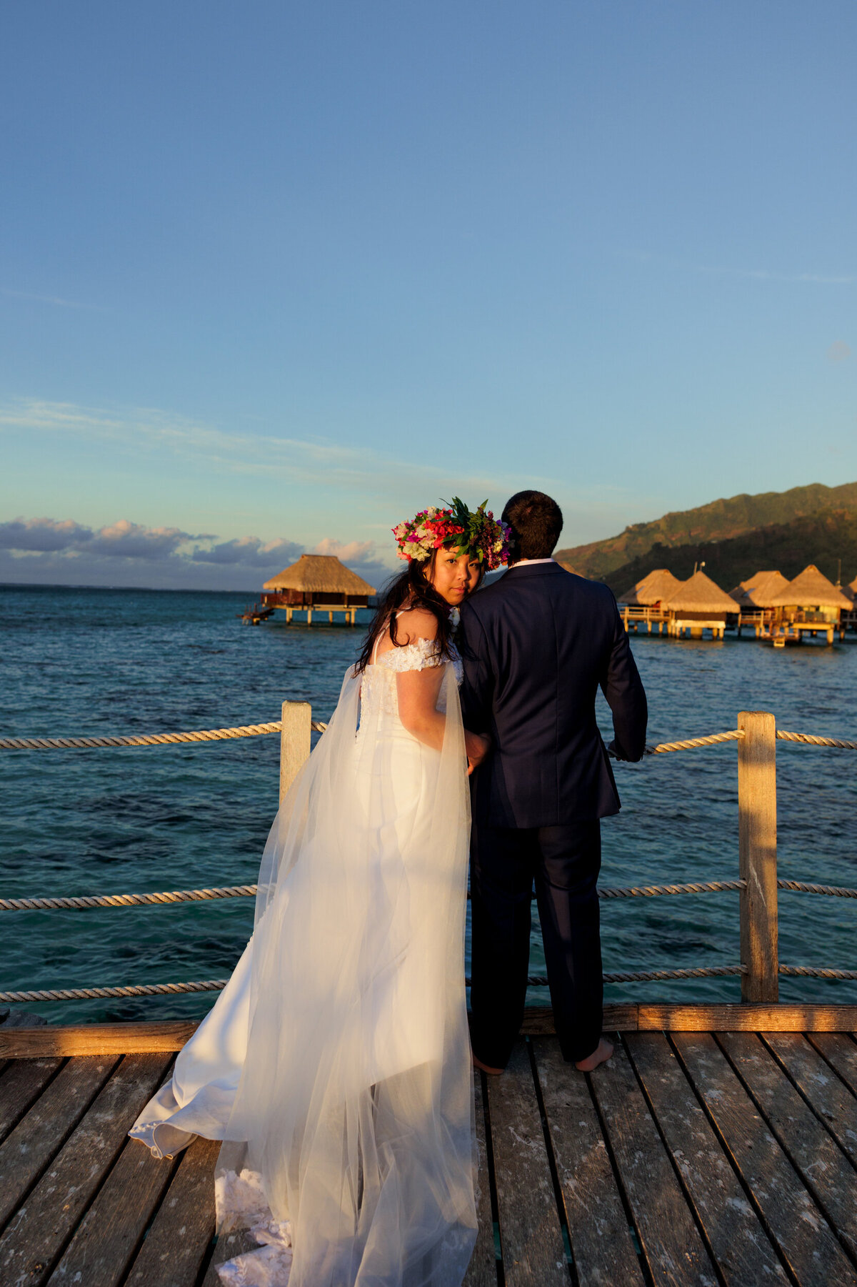 couple-portrait-pn-dock-hilton-moorea
