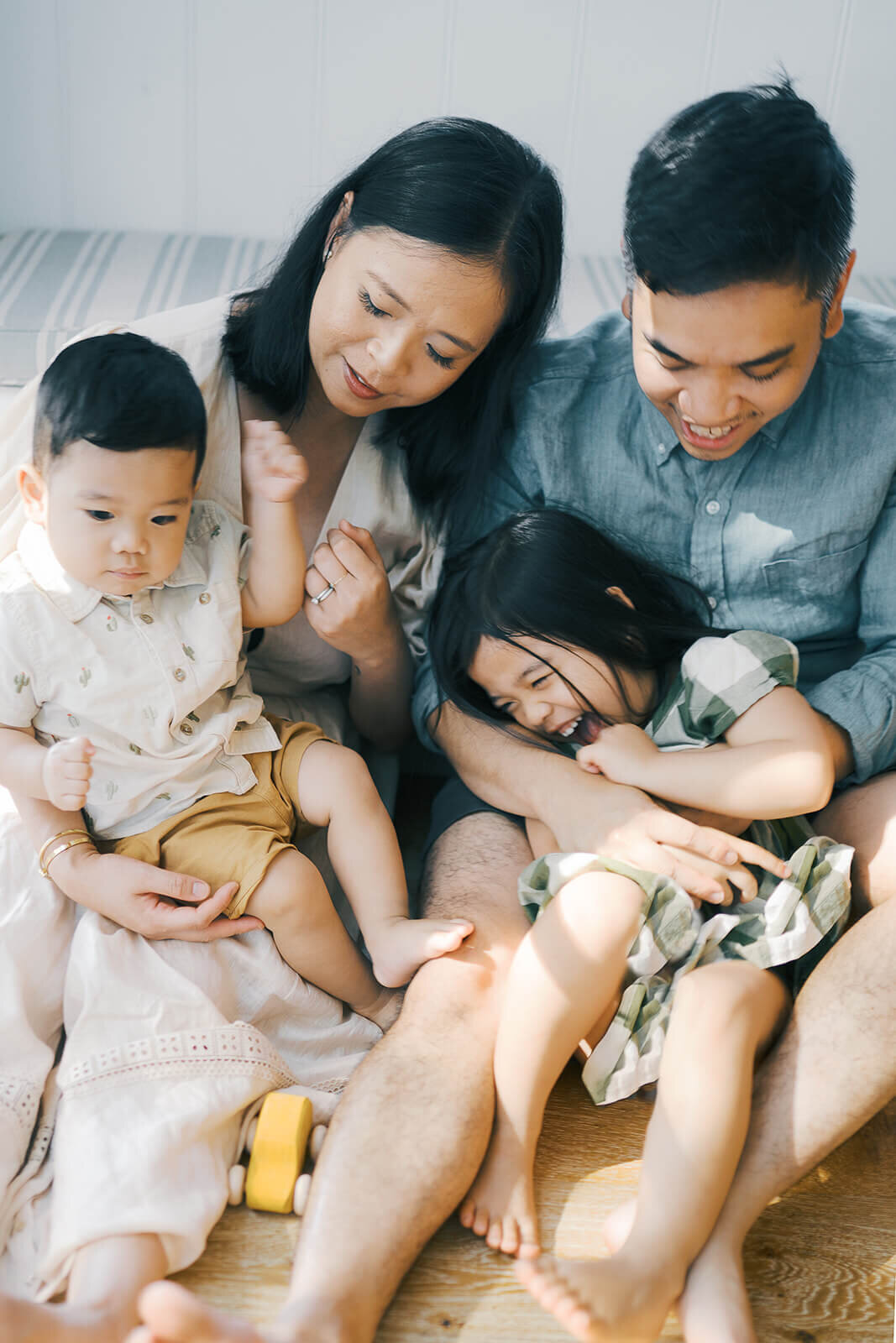 candid-family-session-sydney-parents-laughing