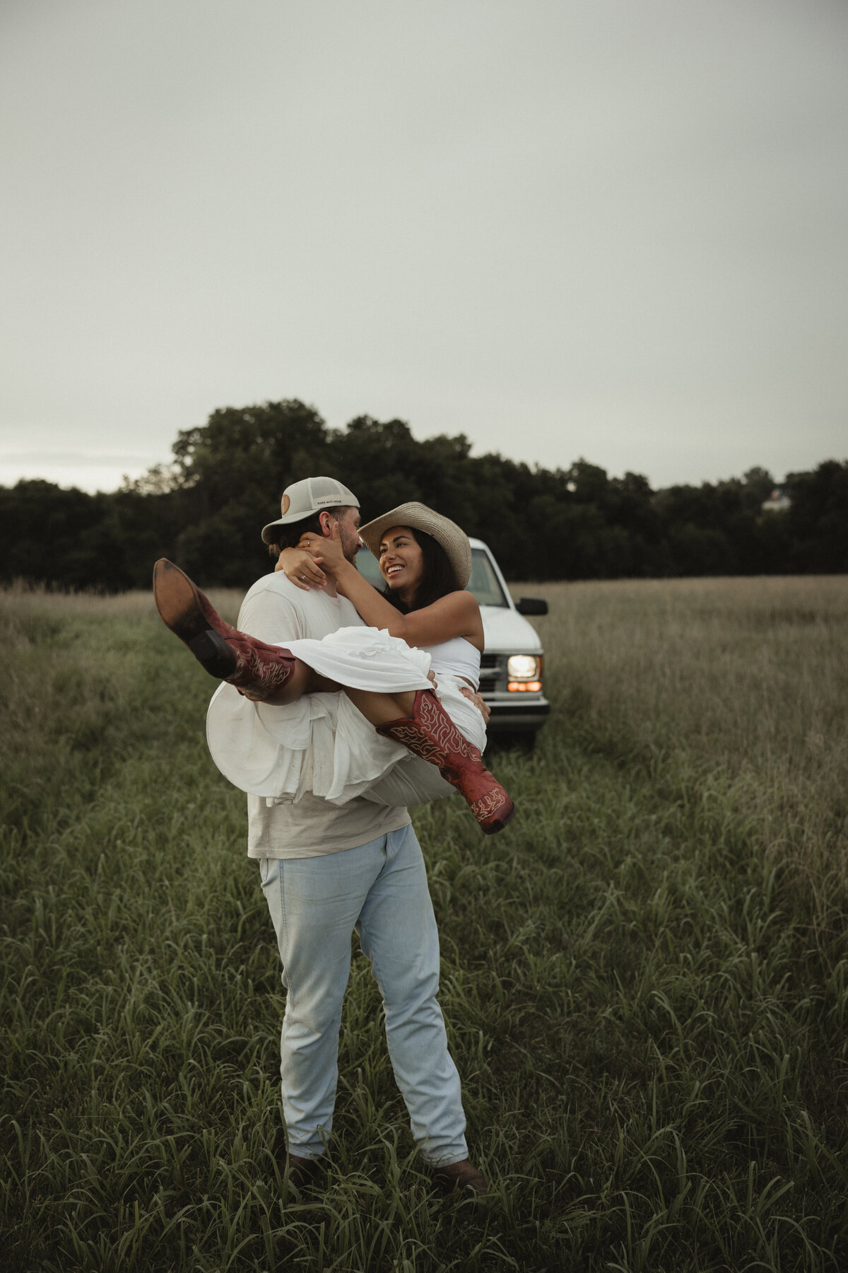 Wildflowercouplessessionwithtruck_emilyarwinephoto-111