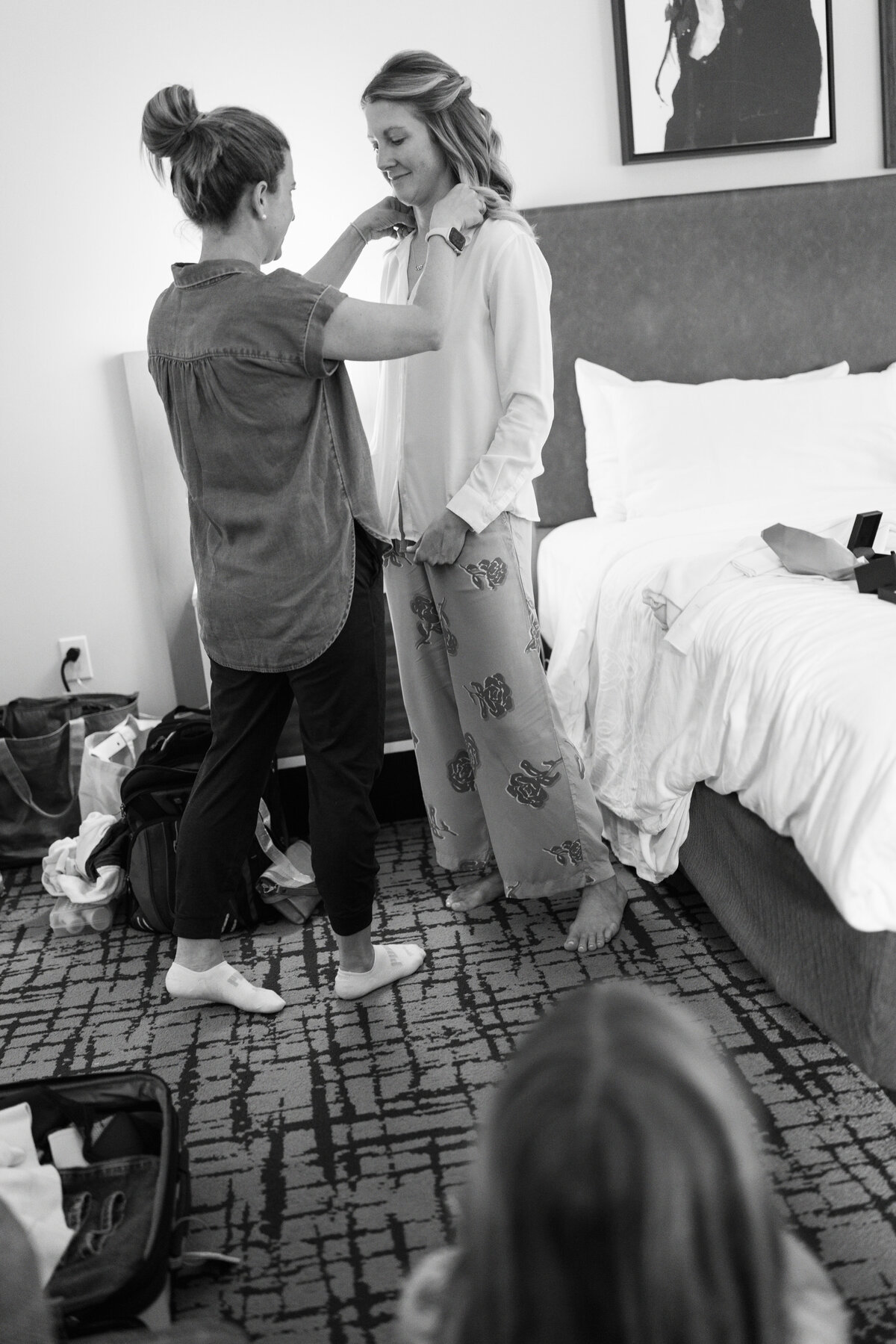 haley-robbie-getting-ready-oliveandoath-54