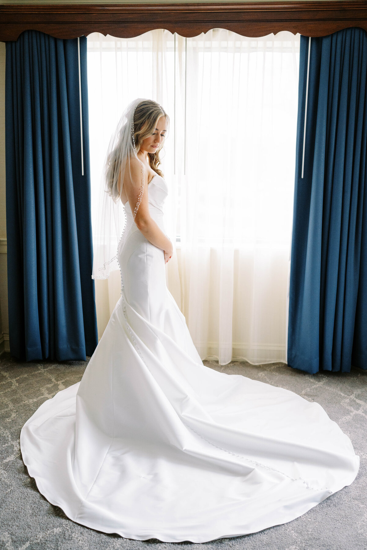 Phoenixville-Foundry-Romantic-Fall-Wedding-Photographer-Bride-Getting-Ready_15