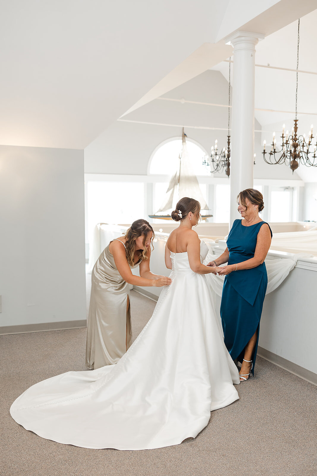 bride-getting-ready-guilford-ct-jen-strunk-events