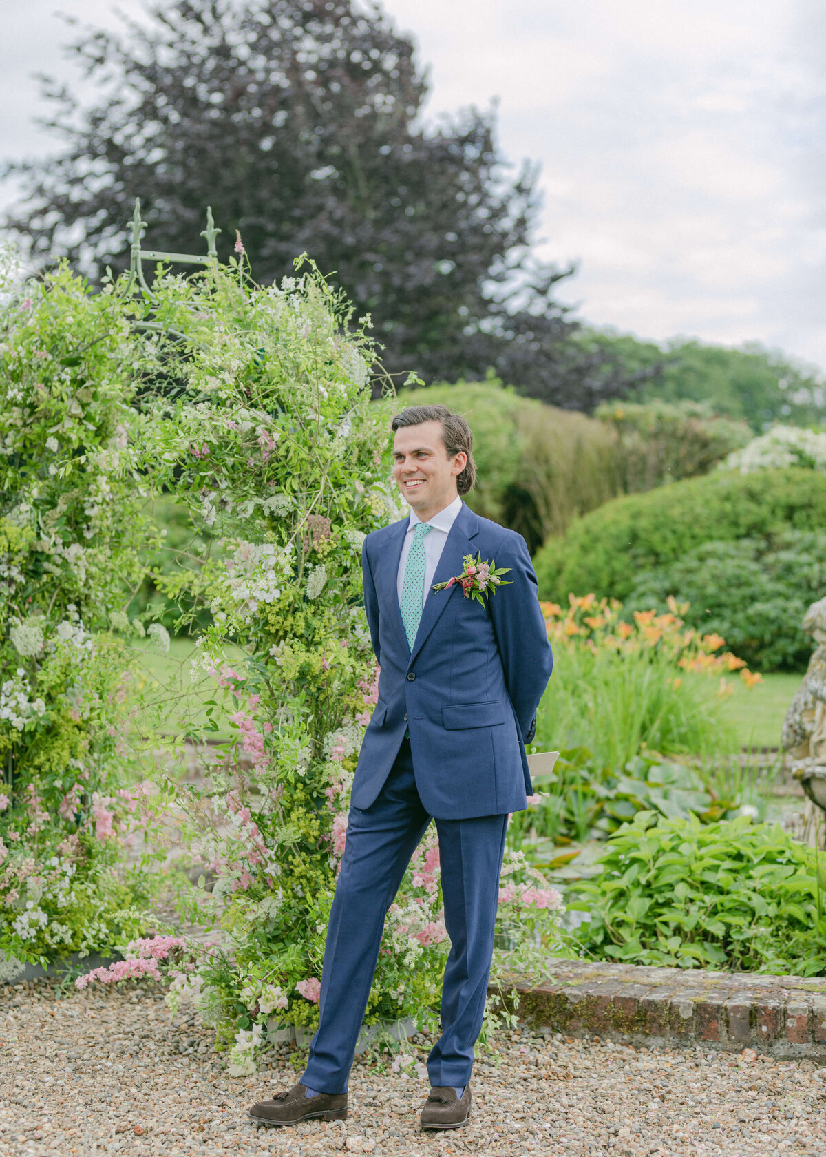 chloe-winstanley-weddings-groom-outdoor-ceremony-first-look