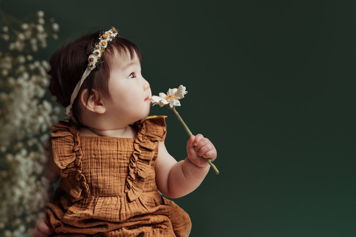 side-profile-baby-with-daisy