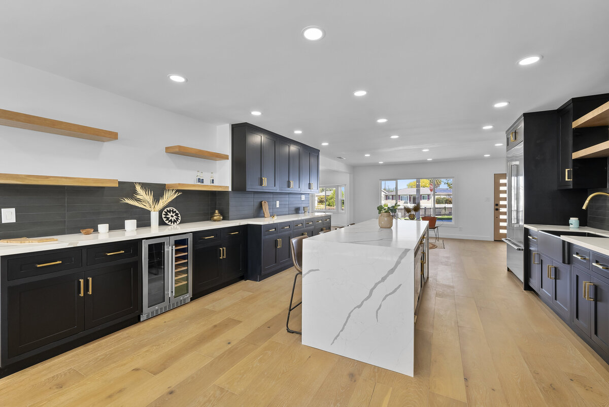 Contemporary-black-cabinet-kitchen-marble-island