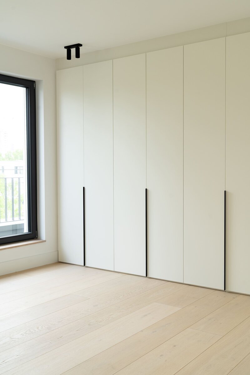 Ankleidezimmer-modern-weiß-Griffleiste-3