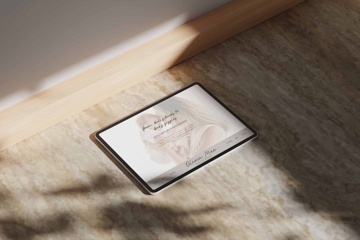 Website design with earthy tones and simple layout for a family photographer's brand
