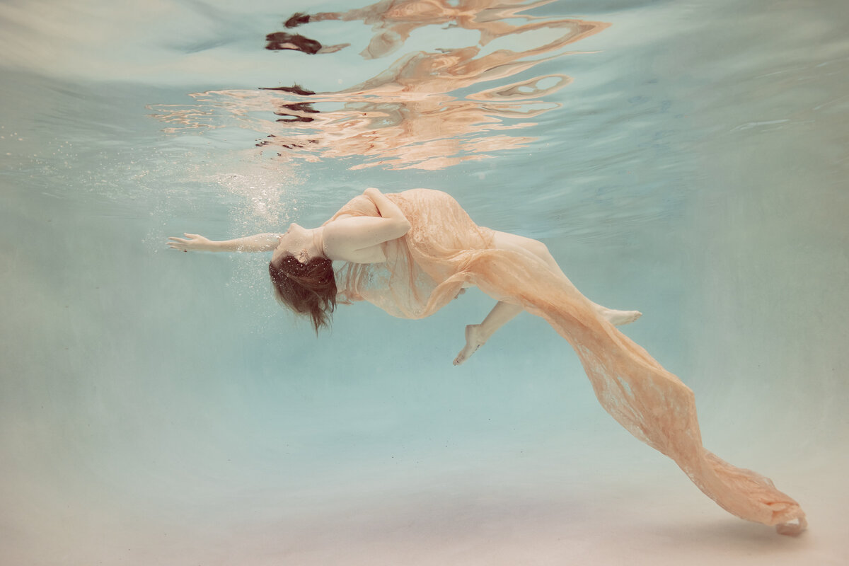 underwater maternity photoshoot