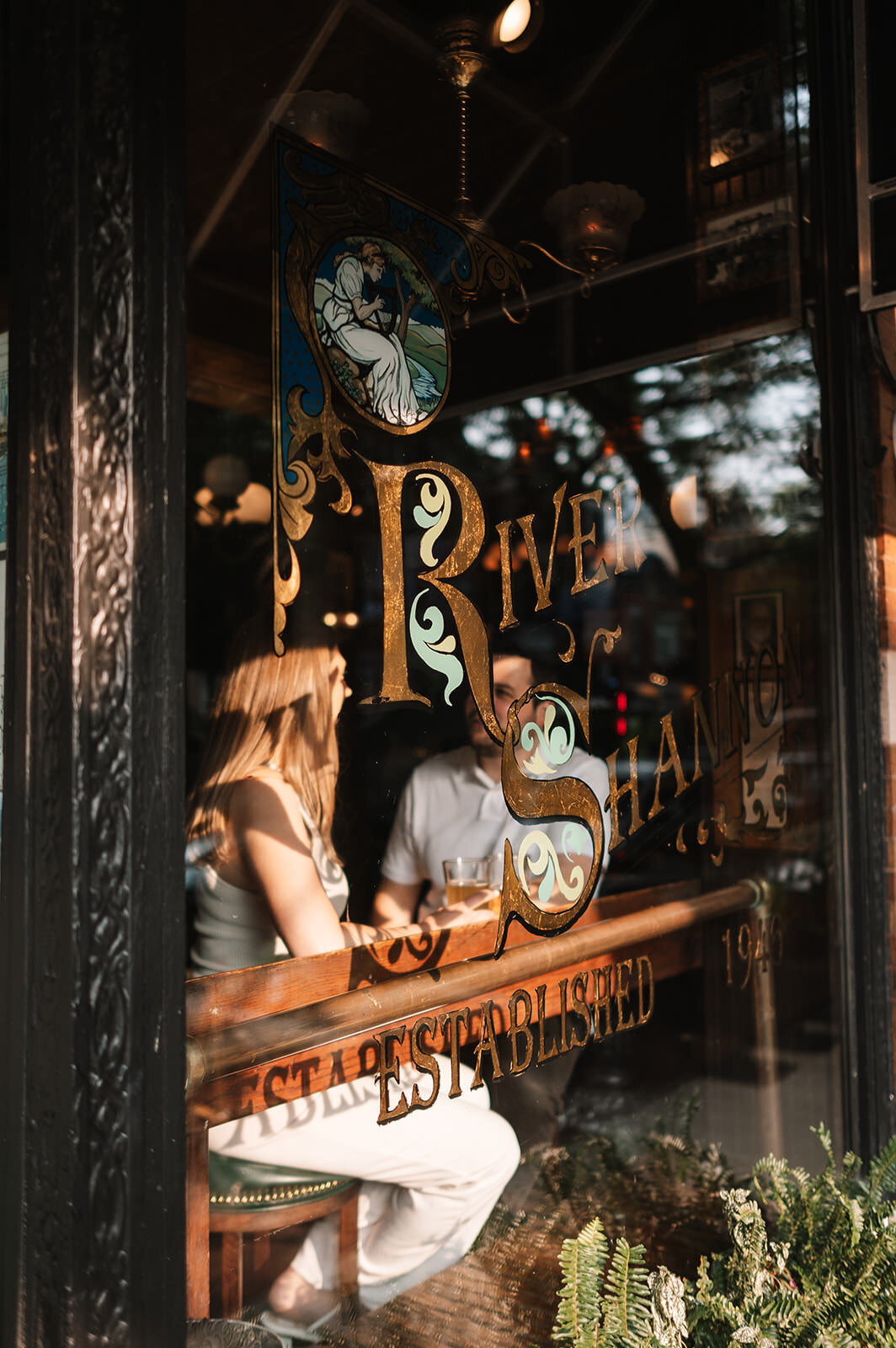 river-shannon-pub-bar-engagement-photos-melissa-ferrara-photography-lincoln-park-old-town