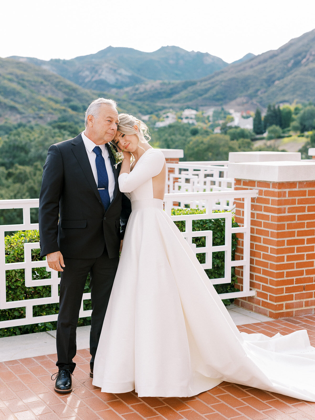 bride hugging father at san luis obispo wedding 