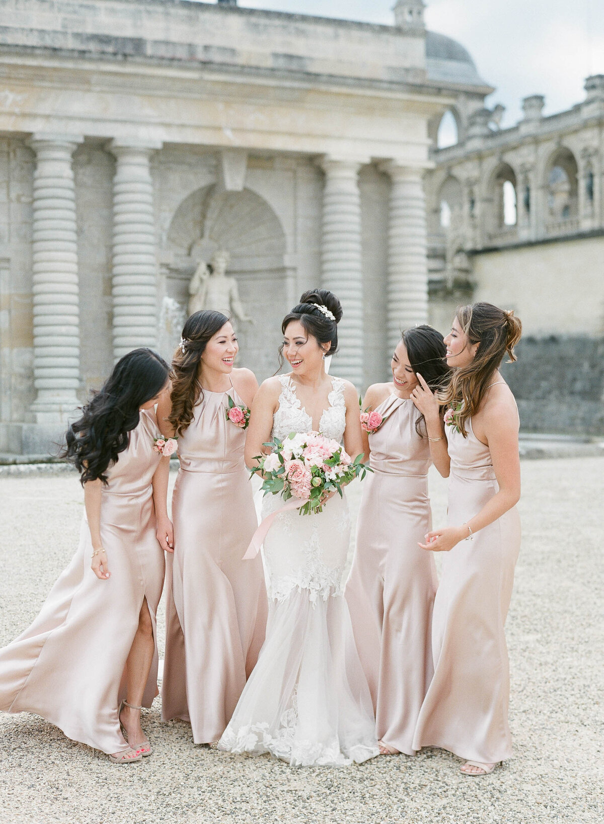 22-Chateau-de-Chantilly-wedding-blush-bridesmaids-dresses-Alexandra-Vonk-photography