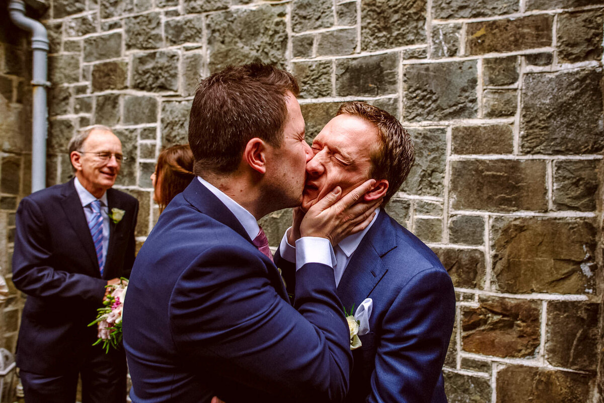 85 groom-get-kissed-mullingar