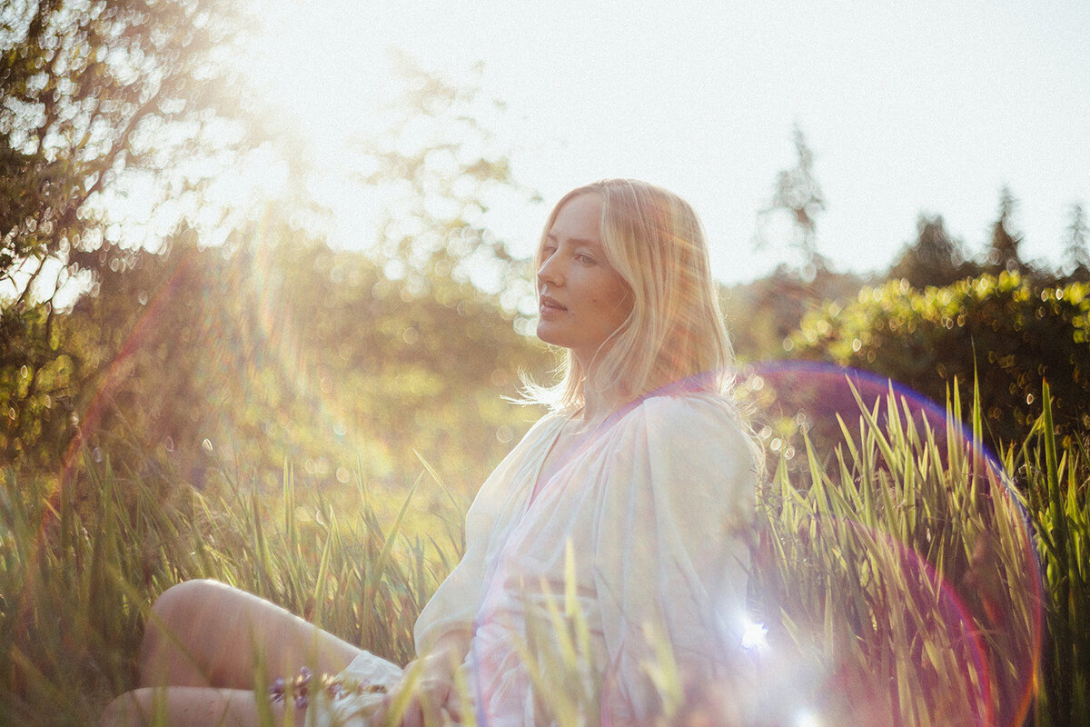 goldenhour-portrait-cinematic-woman-blonde
