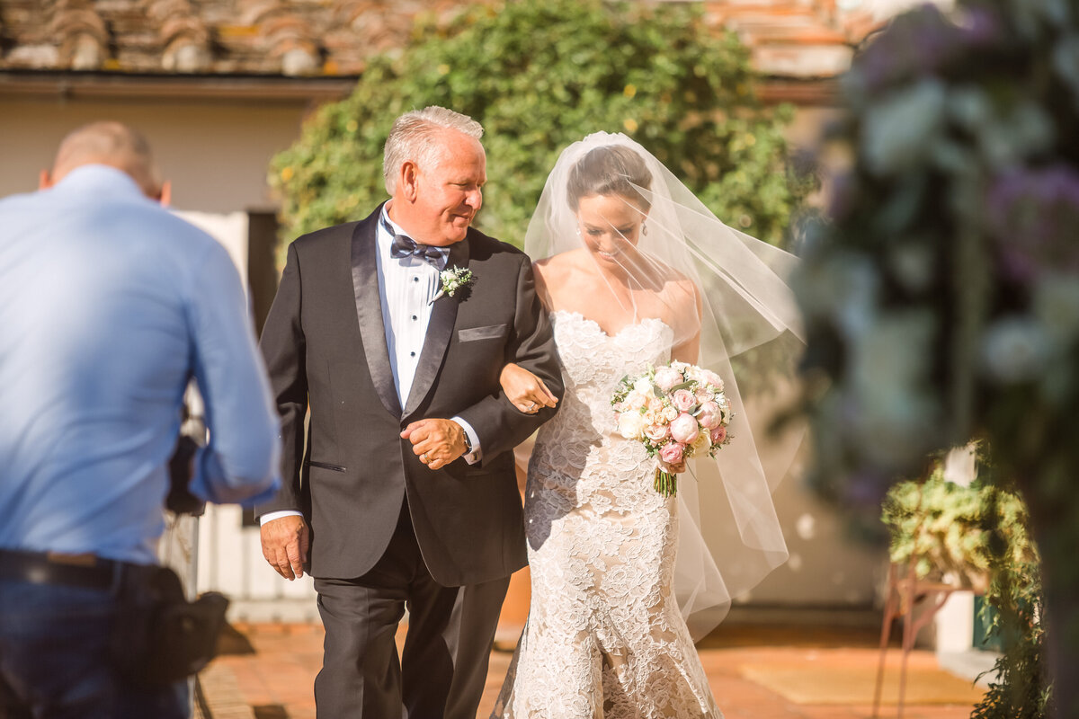 dad-walking-bride-down-aisle-luxury-wedding-at-italian-villa