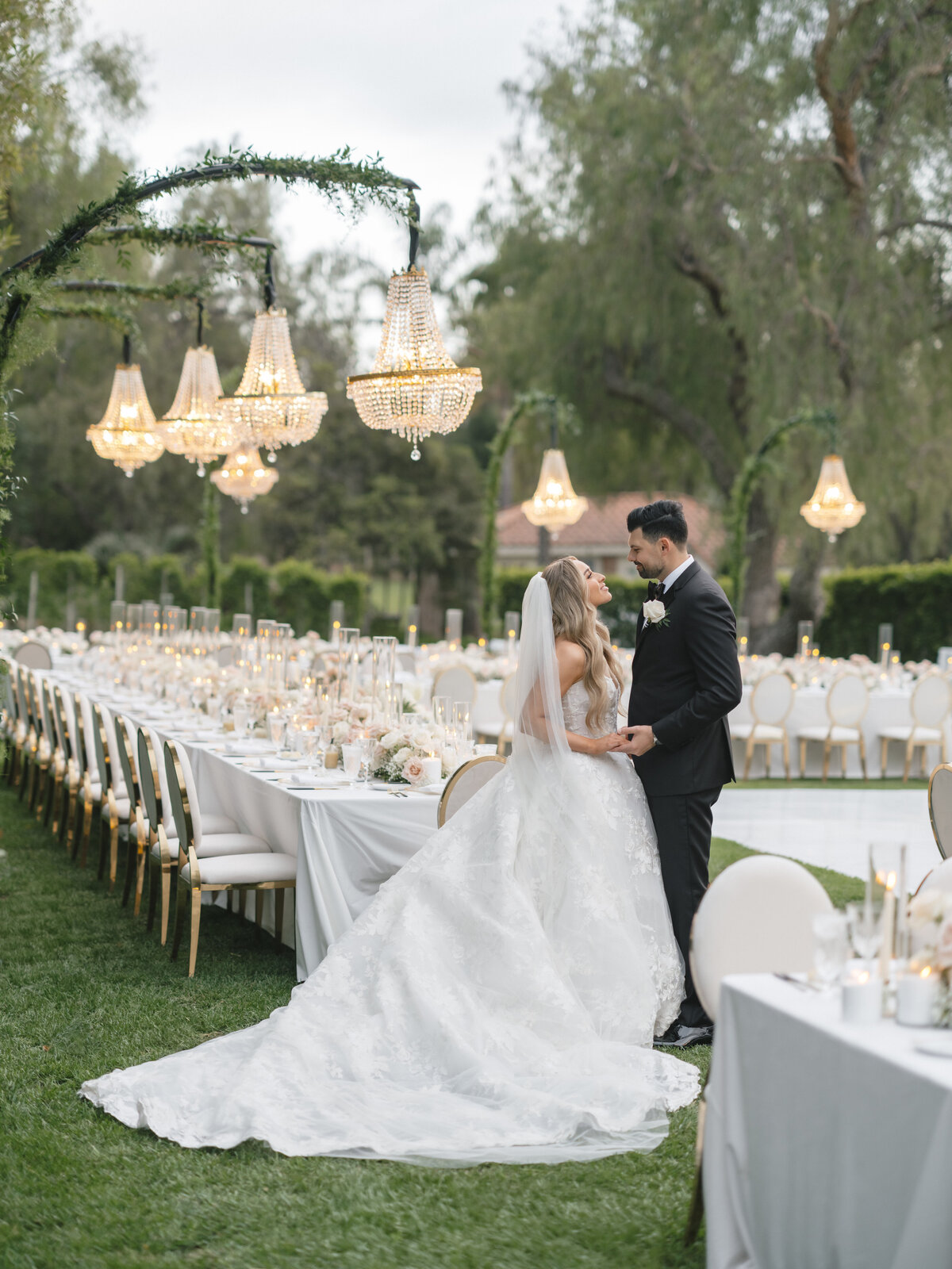 Teasers_OliviaandAlex_Hummingbird-Nest-Ranch_Taylor-Kinzie-Photography-326