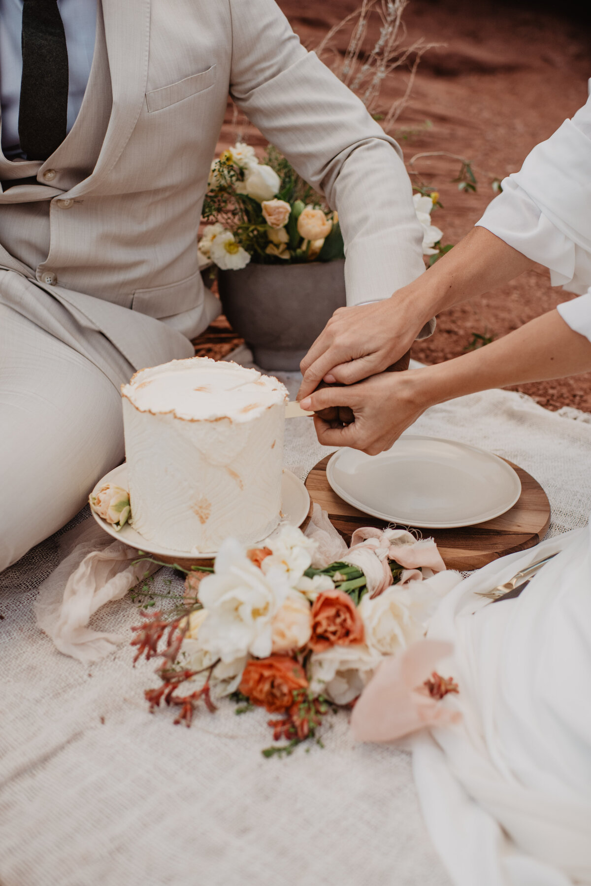 Utah Elopement Photographer captures cake cutting