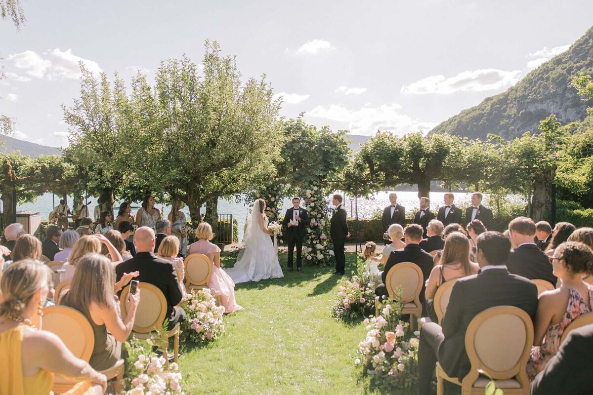 Alexandra & John romantic blush and lavender wedding by the Annecy Lake - Veronique Lorre floral designer - The Komans photography1