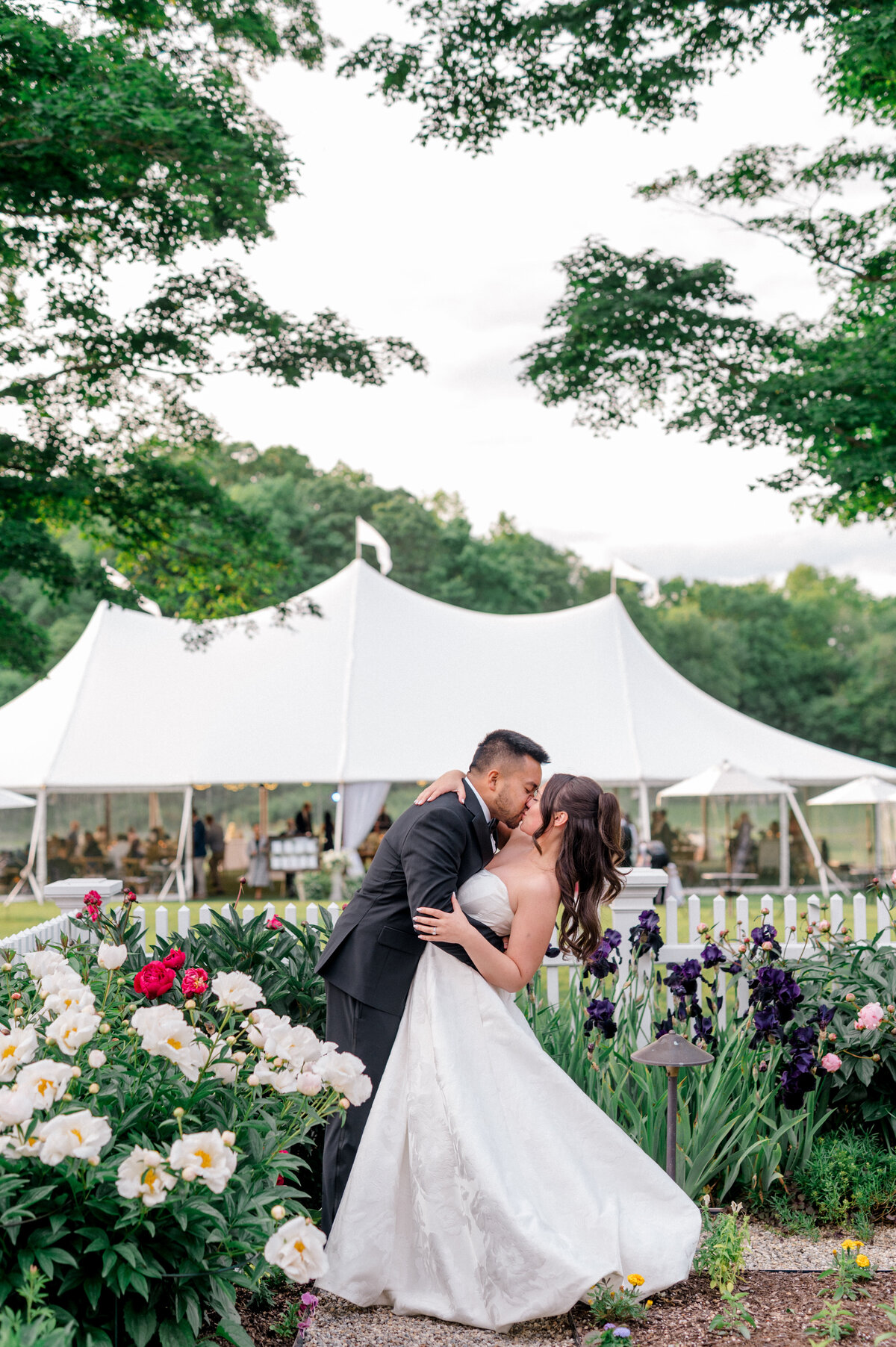 Smith-Farm-Gardens-Wedding-Kiss