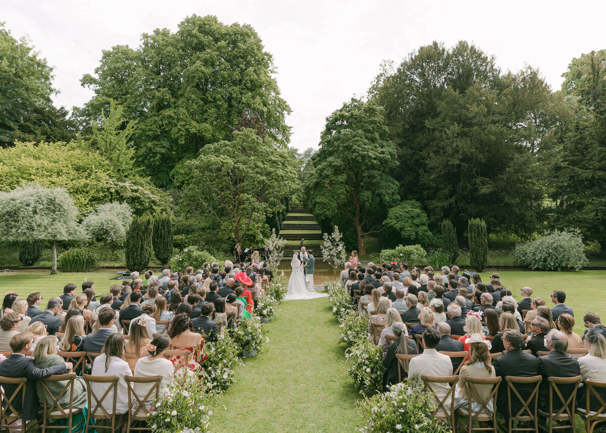 chloe-winstanley-weddings-cotswolds-cornwell-manor-garden-outdoor-ceremony